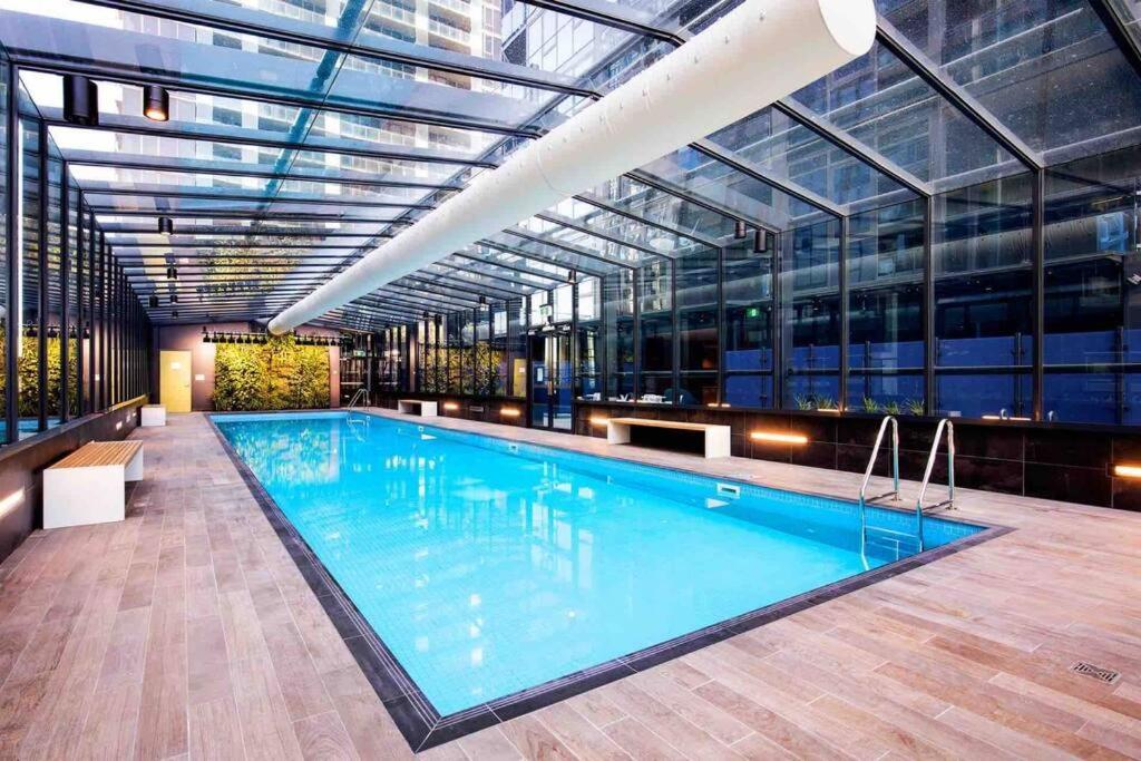 Modern 3 Bedroom Apartment In Southbank Melbourne Exterior photo